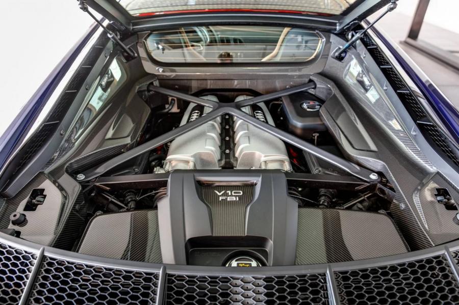 Моторный отсек Audi R8 V10 Plus 2015 года  (фото 8 из 15)